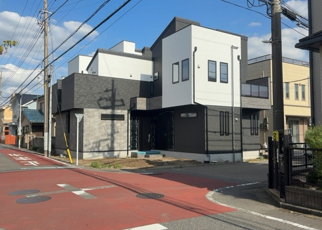 【前面道路含む現地写真】 | お持ちの車種によっては前面道路が広い方が便利でしょう。しかし、前面道路が広ければその分交通量が多くなるため、騒音などが気になる場合があります。実際に現地を見学し、周辺交通量や騒音などを確認しましょう！