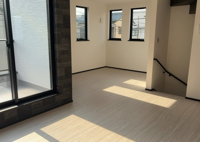 【居間・リビング】 | 直線タイプはLとDKを一直線に並べた形で対面キッチンのタイプです。一般的なのでよく見かけるかもしれません。直線タイプに似た直接アイランドタイプは、キッチンとダイニングの間に壁がない分広く感じられます。