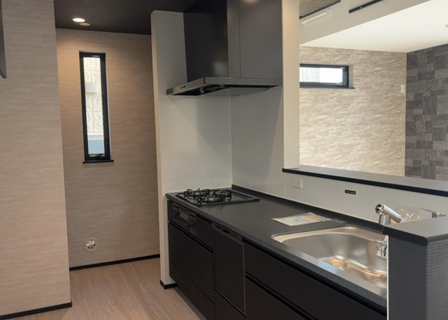 【キッチン】 | 標準的なシステムキッチンの横幅は、165cm～300cm程度です。2100・2400・2550・2700などミリ単位で表記されます。普段どのように料理をするのかを想定しながら合ったサイズを選びましょう