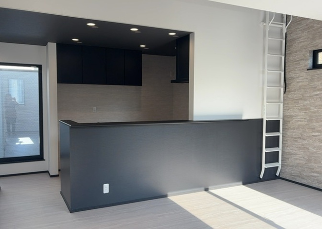 【キッチン】 | DKの物件でも広く見せたい方は、ダイニングスペースを広く使えるように工夫しましょう。低めのダイニングソファを置くと、家具の圧迫感が減り、広く見せることができ、ダイニングをリビングのように使用できます！