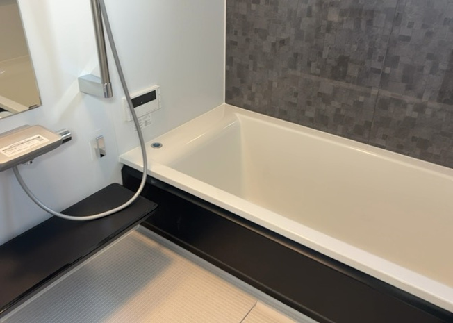 【浴室】 | 入浴時の快適さも大事なことですが、綺麗な状態を維持できなければ気持ちよく入浴できません。毎日の掃除が楽という点は大事なポイントになります！カビが生えにくく掃除がしやすい、壁や浴槽を選ぶといいでしょう。