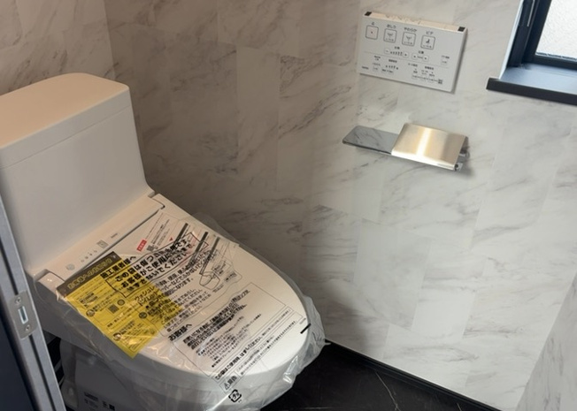 【トイレ】 | トイレは大きさや形、機能、抗菌性などが異なる多種多彩なタイプが各メーカーから出ています。それぞれに良さがあるため、事前にどういったタイプのトイレがいいのかをご家庭内で決めて、内見に行くといいでしょう。