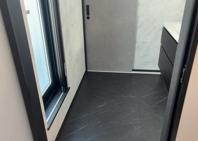 【脱衣所】 | 多くの戸建て住宅で見かける洗面脱衣所は、洗面台と洗濯機が2畳ほどのスペースに並べられていて、洗面所が脱衣所を兼ね備えている間取りが一般的です。お客様が利用することもある、パブリックな空間でもあります。