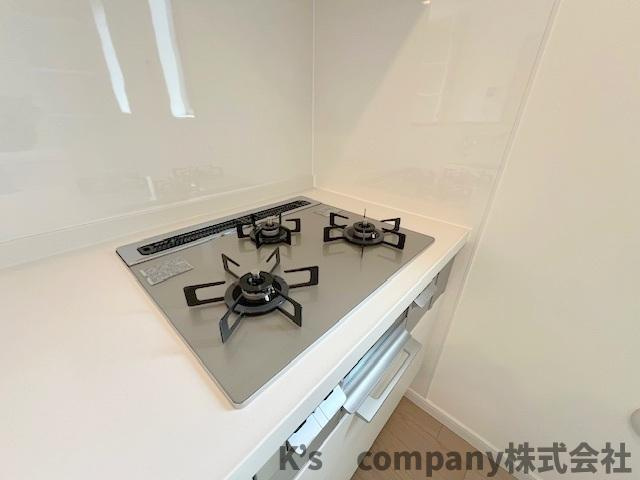 ◎茅ヶ崎市香川5丁目　新築戸建　7号棟のキッチン|同時進行ができる3口コンロ♪