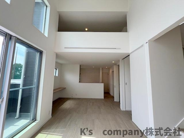 ◎茅ヶ崎市香川5丁目　新築戸建　7号棟の居間・リビング|ロフトからリビングを見渡せます♪