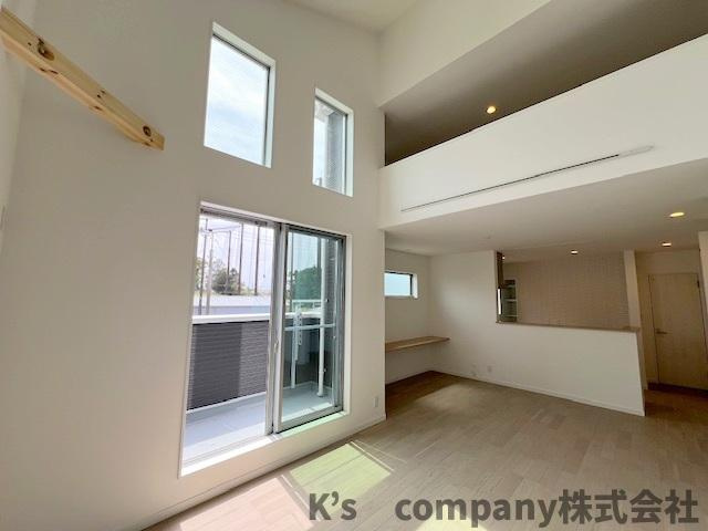 ◎茅ヶ崎市香川5丁目　新築戸建　7号棟の居間・リビング|吹き抜け仕様で開放感があるリビングルーム◇◇