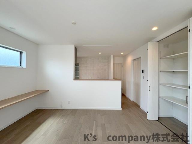 ◎茅ヶ崎市香川5丁目　新築戸建　7号棟の居間・リビング|全体を見わたせる対面式キッチン♪
