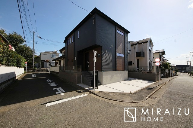 【外観】 | プライバシー性と開放感を高める住環境。陽当たりの良い開かれたロケーションを活かし、心地よい暮らしをプランニング