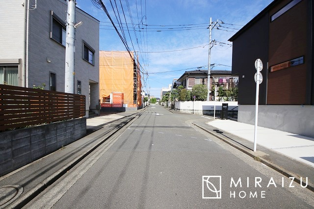 【外観】 | 青く澄み渡った綺麗な空と、陽の光をたっぷりと受ける、そんな新築住宅で新生活をスタートしてみませんか？見学・ご相談等、ミライズホーム(株)までお気軽にご連絡下さい♪
