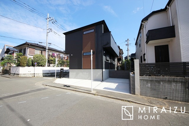 【前面道路含む現地写真】 | プライバシー性と開放感を高める住環境。陽当たりの良い開かれたロケーションを活かし、心地よい暮らしをプランニング