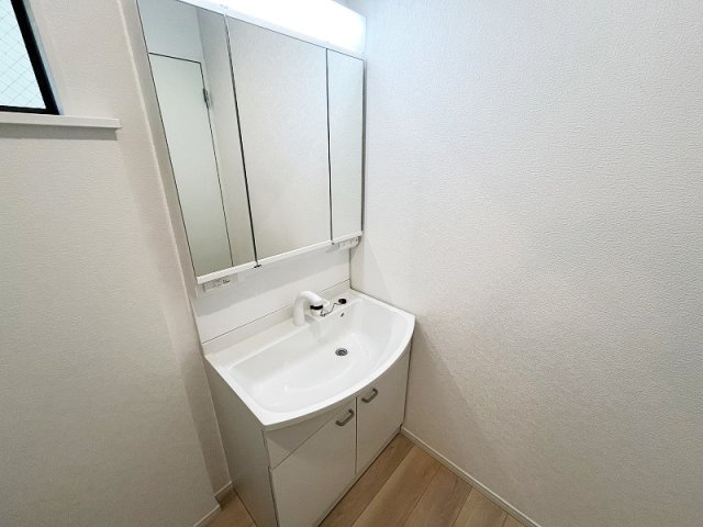 【独立洗面台】 | 西東京市富士町1丁目　新築一戸建住宅　全1棟　(保谷店) | 洗面台には大きく見やすい三面鏡とシャワーが付いているので、身支度がスムーズに行えます。