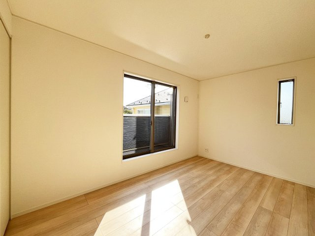 【寝室】 | 西東京市富士町1丁目　新築一戸建住宅　全1棟　(保谷店) | 6.75帖南側/バルコニーが設けられ開放的な室内。お布団もサッと干せて便利ですね。