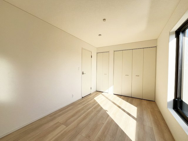 【寝室】 | 西東京市富士町1丁目　新築一戸建住宅　全1棟　(保谷店) | 6.75帖南側/落ち着いた色味のクロスとフローリングでほっと一息つける空間。