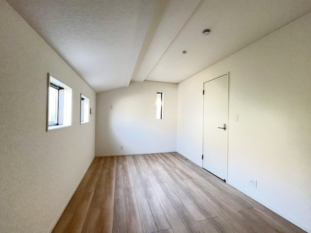【洋室】 | 西東京市富士町1丁目　新築一戸建住宅　全1棟　(保谷店) | 6.75帖北側/全居室に収納スペースが備わりお部屋を広々お使いいただけます。
