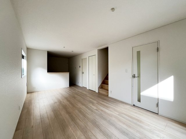 【居間・リビング】 | 西東京市富士町1丁目　新築一戸建住宅　全1棟　(保谷店) | 帰宅後、自室へ向かう際にリビングを通るためご家族との仲が一層深まりそう。