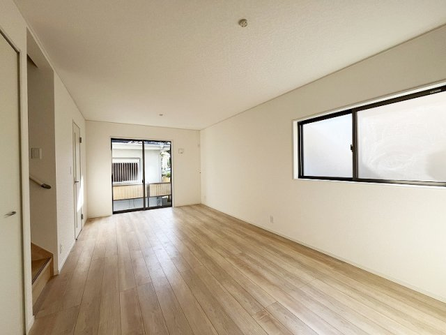 【居間・リビング】 | 西東京市富士町1丁目　新築一戸建住宅　全1棟　(保谷店) | 生活感にあふれてしまいがちなリビングも収納があることで片付きやすく、急な来客も安心ですね。