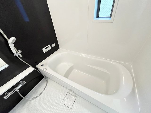 【浴室】 | 西東京市富士町1丁目　新築一戸建住宅　全1棟　(保谷店) | 1日の疲れを癒す広々としたバスルーム。浴室乾燥機が備わり、天候を気にせず洗濯物を干すことが可能です。