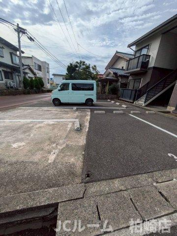 柏崎市茨目３丁目のアパートの駐車場