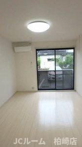 柏崎市茨目３丁目のアパートの居間・リビング