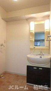 柏崎市茨目３丁目のアパートの洗面所