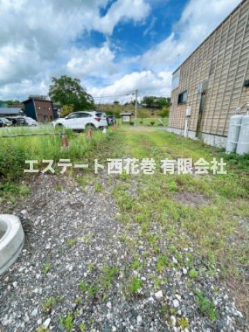 【商談中】花巻市仲町　土地の前面道路含む現地写真|公道（接道）は未舗装です。