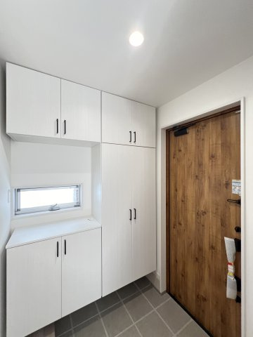 橿原市曲川3丁目全5区画の玄関|明るく開放的な内玄関