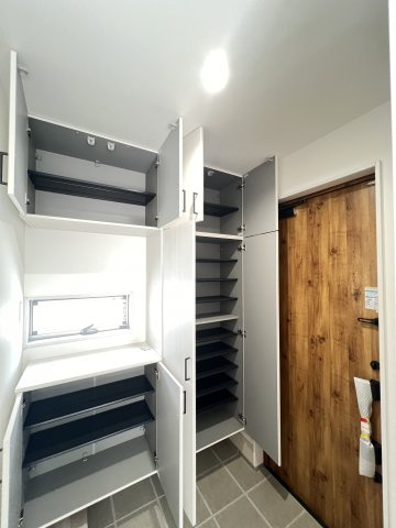 橿原市曲川3丁目全5区画の玄関|大容量のシューズボックス付き