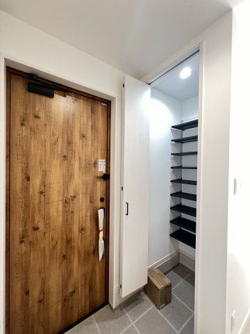 橿原市曲川3丁目全5区画の玄関|玄関収納もあり便利です