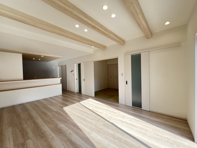 橿原市曲川3丁目全5区画の居間・リビング|ＬＤＫ18帖　明るく開放的な空間です