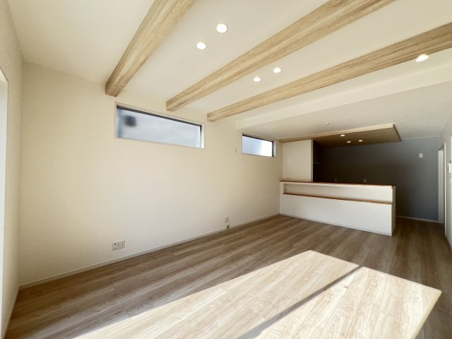 橿原市曲川3丁目全5区画の居間・リビング|ＬＤＫ18帖　明るく開放的な空間です