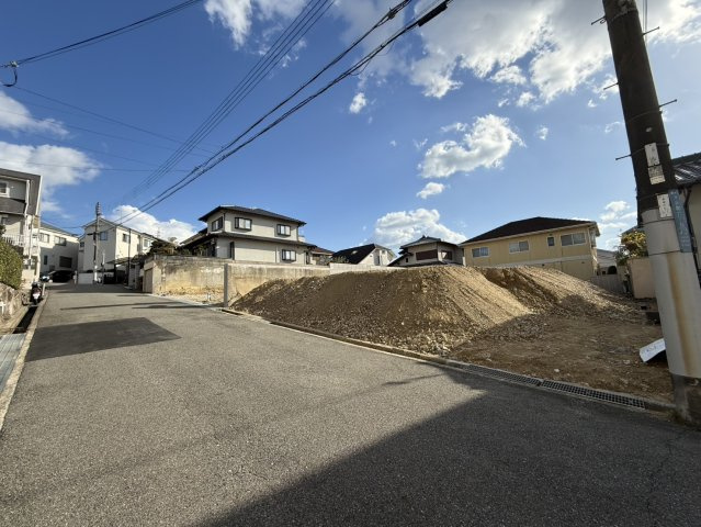 垂水区本多聞６丁目新築戸建（A号棟）の前面道路含む現地写真