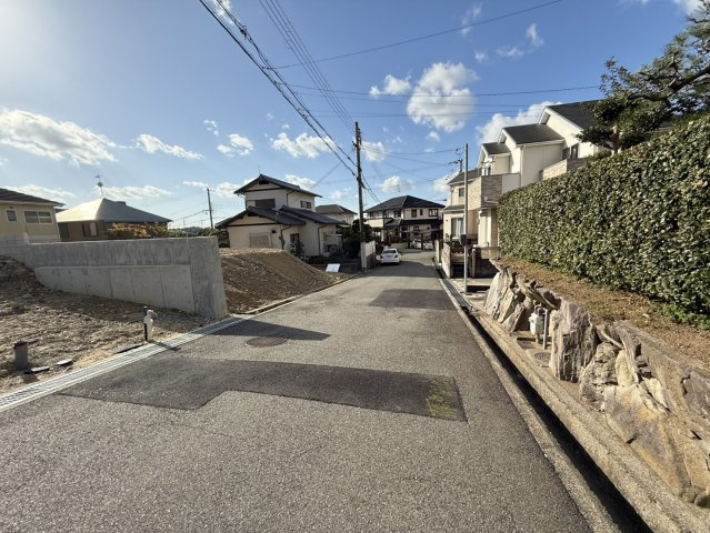 垂水区本多聞６丁目新築戸建（A号棟）の前面道路含む現地写真