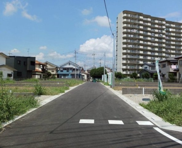 【前面道路含む現地写真】 | 鴻巣市松原第4期　ワイウッドコート　新築戸建　全10棟　2号棟