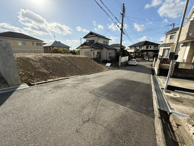 垂水区本多聞６丁目新築戸建（B号棟）の前面道路含む現地写真