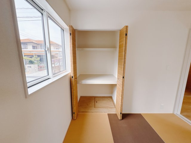 【ブルーミングガーデン】　宇都宮市五代3丁目　限定1邸のキッチン|対面式システムキッチンは、料理をしながら会話も楽しめます。家族とのつながりを感じられる心地よい空間になります。
勝手口つきでゴミ出しやお買い物の搬入もラクラクです☆
※2025年12月撮影