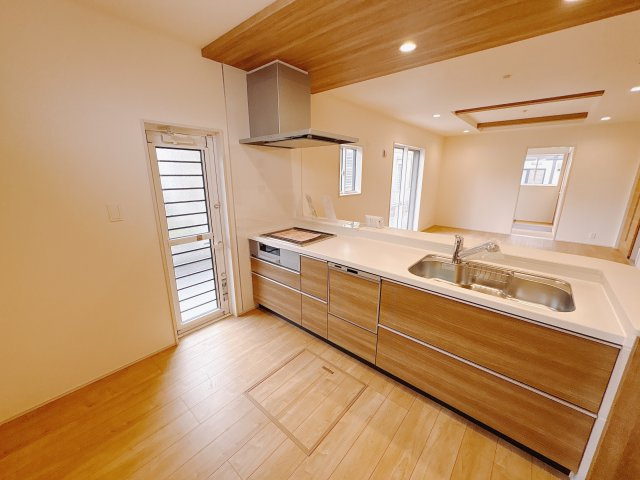 【ブルーミングガーデン】　宇都宮市五代3丁目　限定1邸のキッチン|家事の時短に必須な食器洗乾燥機付！面倒な後片付けをお任せできます。時間と手間を節約し、ご家族との大切なひとときを増やします。
※2025年12月撮影