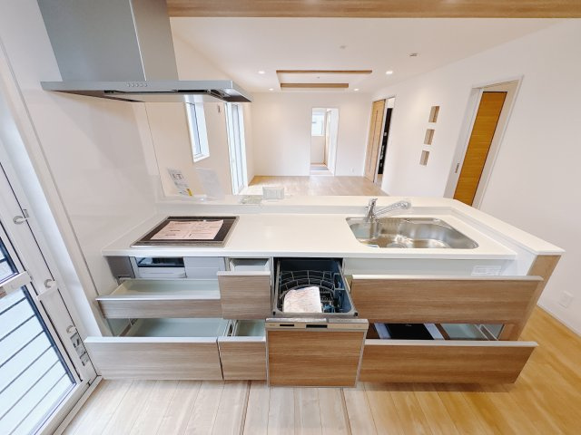 【ブルーミングガーデン】　宇都宮市五代3丁目　限定1邸の収納|キッチンの一角には上部がカウンターになっている収納もございます。
食品のストックに便利です♪
※2025年12月撮影