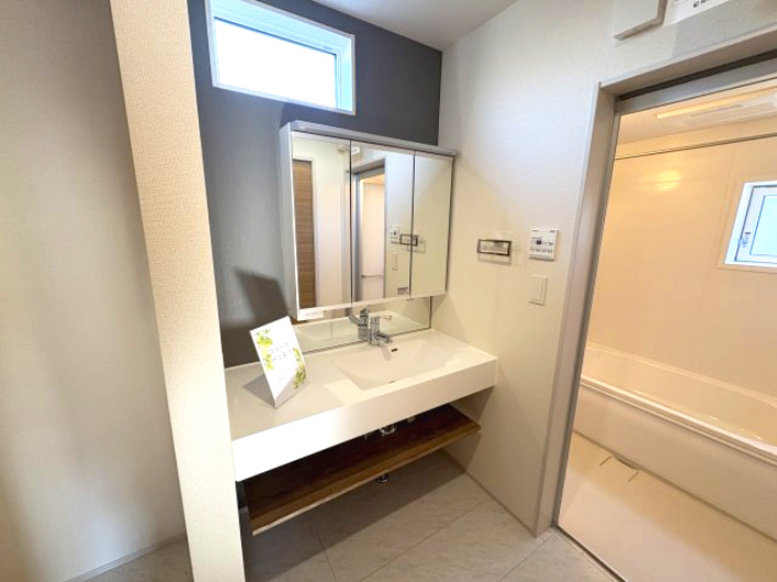 【ブルーミングガーデン】　宇都宮市五代3丁目　限定1邸のトイレ|寒い日も快適に。温水洗浄付きトイレで、毎日気持ちよく使えるうれしい設備です。
※2025年12月撮影