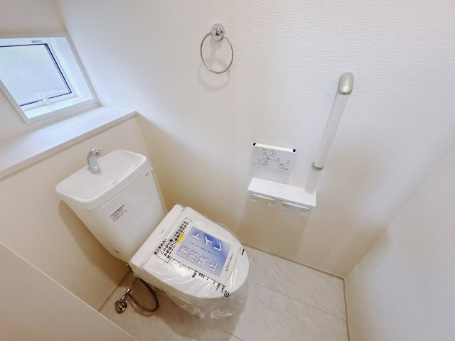 【ブルーミングガーデン】　宇都宮市五代3丁目　限定1邸の洋室|〇2階・10.5帖洋室〇
ライフステージの変化に対応可能な、間仕切り壁でお部屋を分けられるフレキシブルプラン。
お子様が小さなときは大きなベッドで皆で寝られます♪
※2025年12月撮影