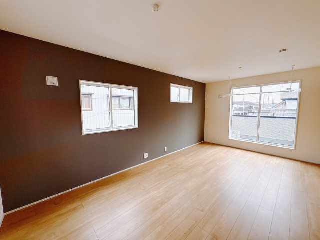 【ブルーミングガーデン】　宇都宮市五代3丁目　限定1邸の洋室|〇2階・10.5帖洋室〇
落ち着いたアクセントクロスがほっとする主寝室。
南向きで日当たりも良好です♪
※2025年12月撮影