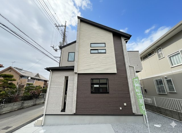 【ブルーミングガーデン】　宇都宮市五代3丁目　限定1邸の外観|〇只今建築中〇
JR「雀宮」駅徒歩１７分、教育施設、買い物施設も徒歩10分圏内♪五代小学校まで徒歩2分の安心の距離♪子育て世代にもおすすめの便利な住環境です。
※2025年10月撮影