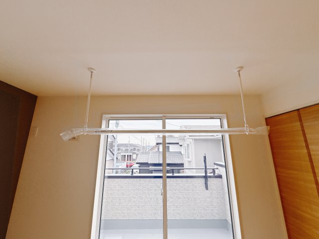 【ブルーミングガーデン】　宇都宮市五代3丁目　限定1邸の内装|〇2階・10.5帖洋室〇
室内干しスペースもございますので、急な雨でも取り込む心配がありません☆
※2025年12月撮影