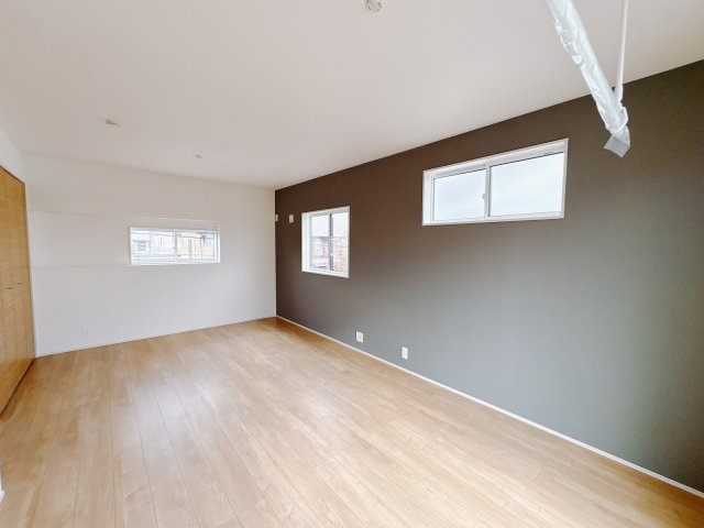 【ブルーミングガーデン】　宇都宮市五代3丁目　限定1邸の収納|〇2階・10.5帖洋室〇
収納力のあるクローゼットが備わった洋室。季節の衣類や生活用品もまとめてしまえて、片付けがラクになる嬉しい空間です。
※2025年12月撮影