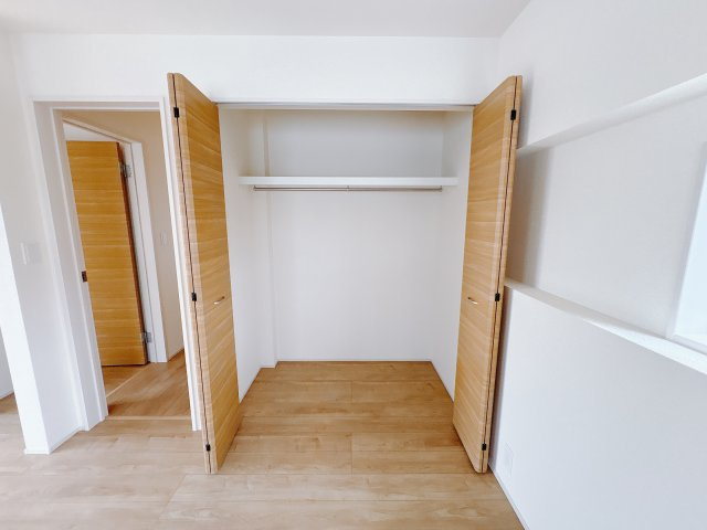 【ブルーミングガーデン】　宇都宮市五代3丁目　限定1邸の洋室|〇2階・5.46帖洋室〇
コンパクトながらも使い勝手抜群な広さの洋室です。
バルコニーにも出られて気分転換も◎
家具の配置もしやすいまどりです。
※2025年12月撮影