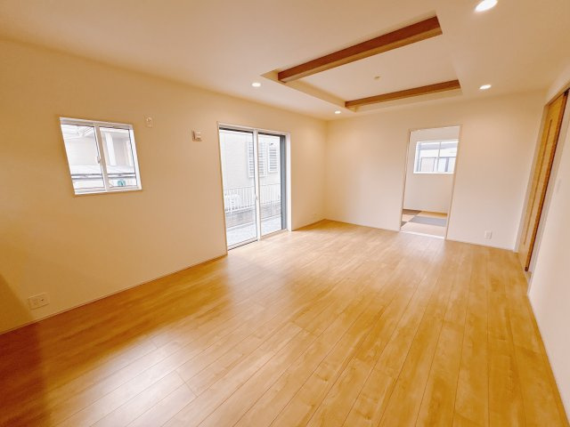 【ブルーミングガーデン】　宇都宮市五代3丁目　限定1邸の居間・リビング|〇1階・18帖リビング〇
広いリビングは、開放感とくつろぎを兼ね備えています。自然と人が集まり、笑顔があふれる暮らしを実現します。
※2025年12月撮影