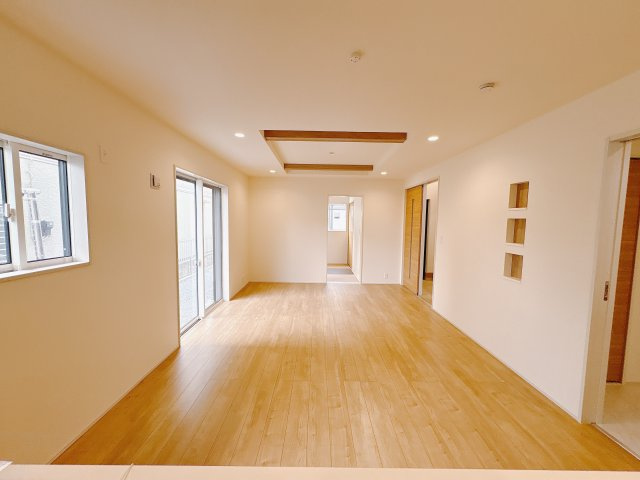 【ブルーミングガーデン】　宇都宮市五代3丁目　限定1邸の居間・リビング|〇1階・18帖リビング〇
キッチン上部とキッチンカウンターのアクセントクロスを同じ色味に合わせる事で空間のメリハリを演出。東栄住宅様ならではのこだわりですね☆
※2025年12月撮影