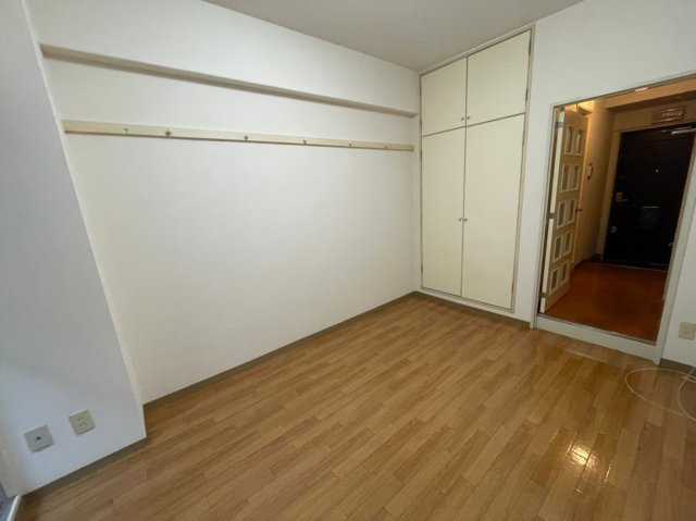 マルセビルの居間・リビング|同マンション他部屋。反転タイプ