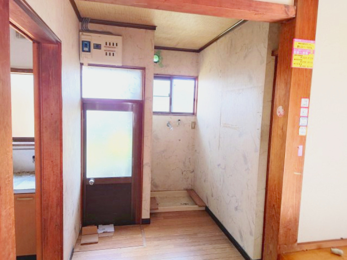 売中古戸建　静岡市駿河区西島のランドリースペース|キッチンと浴室の間にランドリースペースがございます。動線がシンプルで家事が楽になりそうですね♪