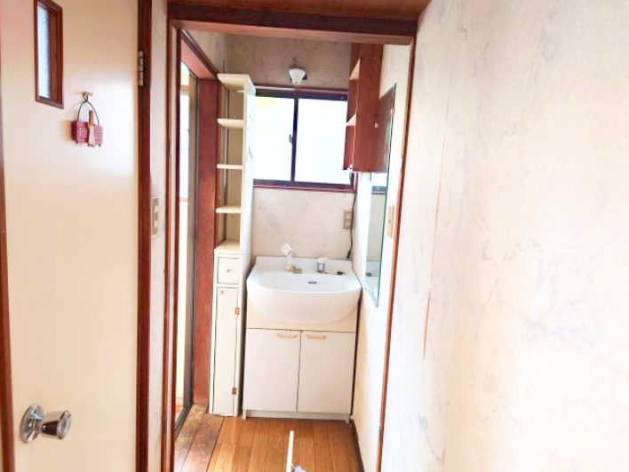 売中古戸建　静岡市駿河区西島の独立洗面台|窓があり光が入るので身だしなみを整えるのにも気持ちが明るくなりそうですね。