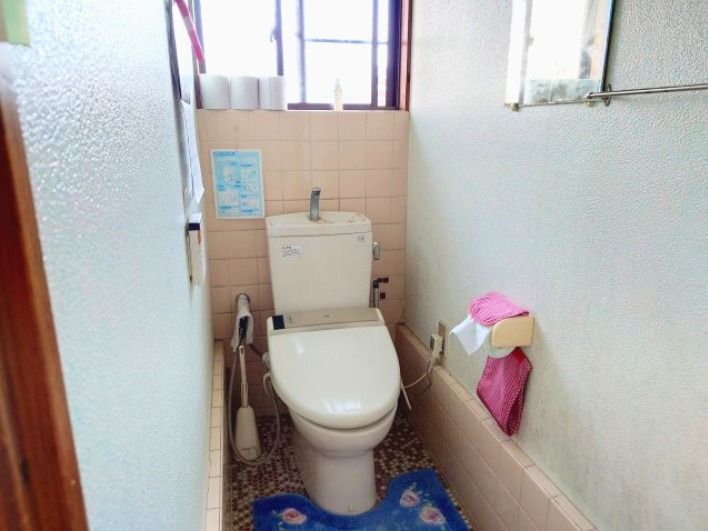 売中古戸建　静岡市駿河区西島のトイレ|自然光がはいるので明るさが保たれます。窓からは新鮮な空気も入るので気持ちよく使用していただけます！